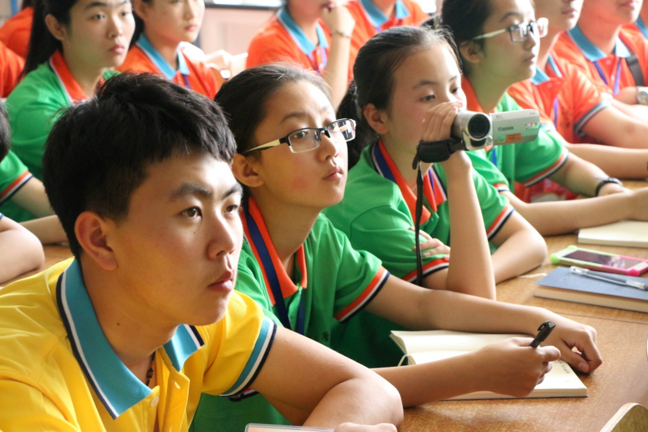 营员们在认真聆听讲座