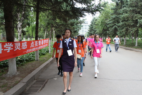 志愿者带领营员游览校园