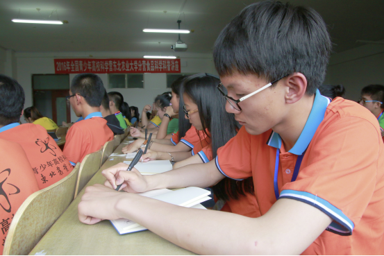 科学营营员在认真记录