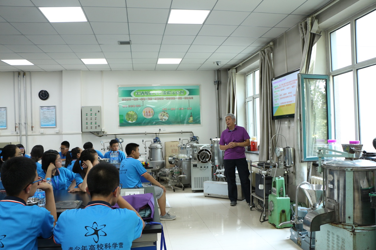 任运宏老师为科学营营员普及食品安全知识