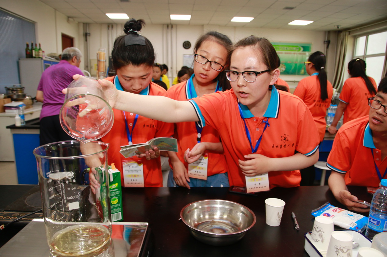 科学营营员现场分组配制饮料