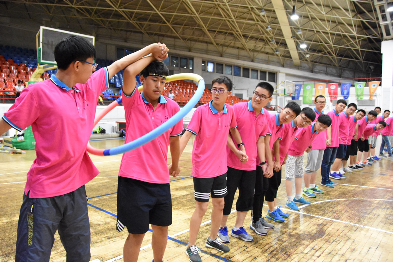 科学营营员们参加“冲出圆环”比赛