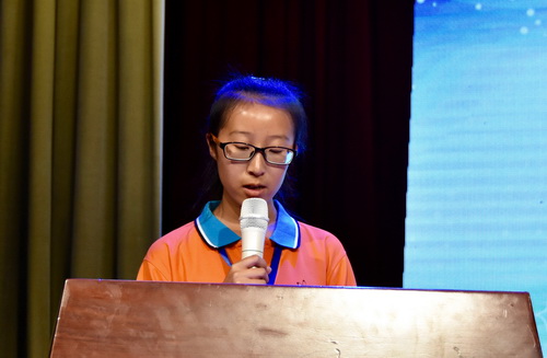 大兴安岭高级中学牛晨阳同学代表全体营员发言