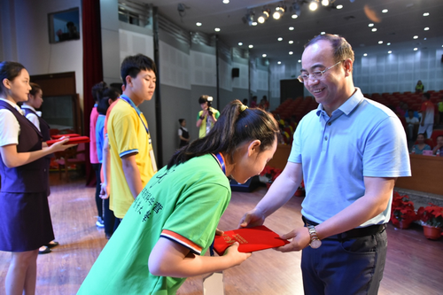 党委副书记陈延良为优秀营员颁奖