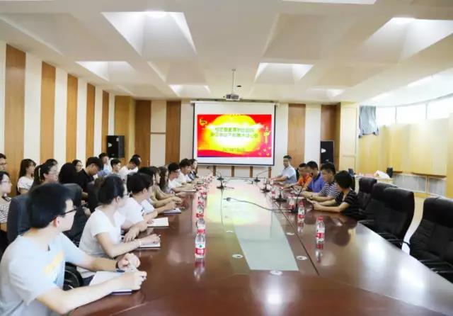 7月4日,校团委召开直属学生组织新任学生干部集体谈心会
