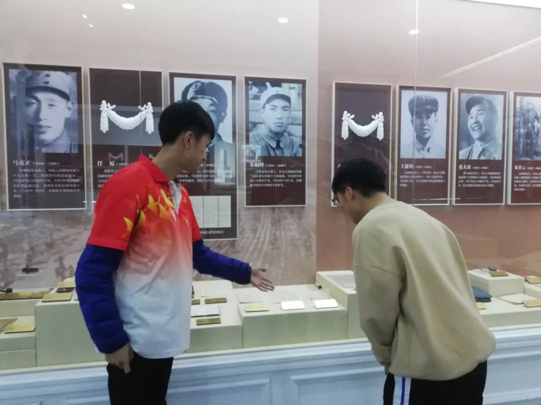 志愿者进行参观讲解