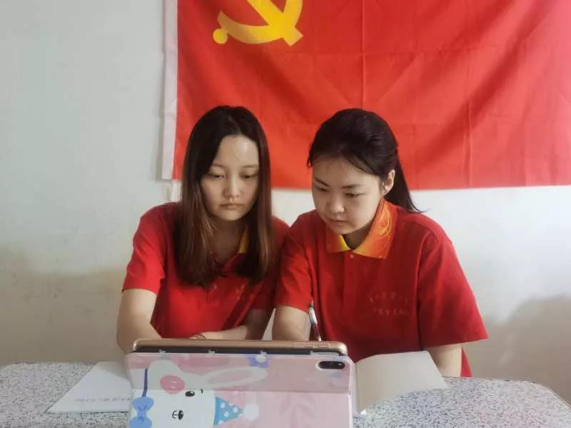 即将前往贵州接力扶贫的研支团贵州党小组集体学习回信精神