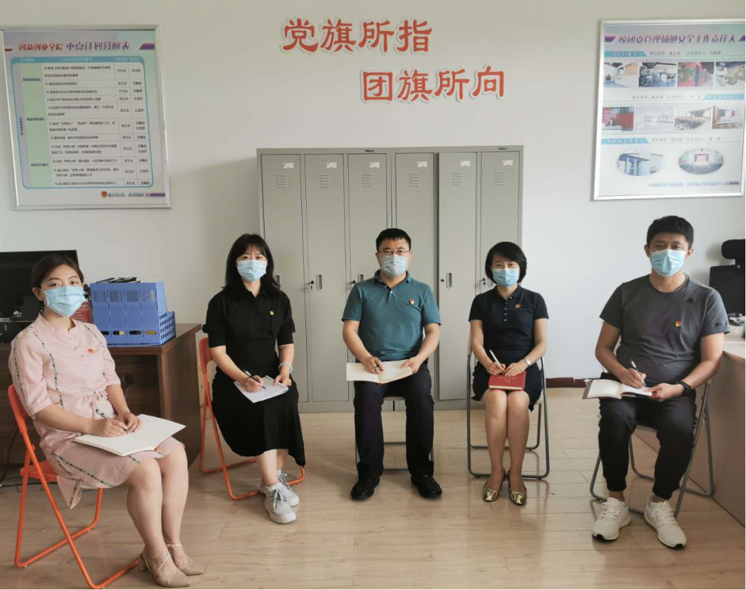 团委党支部与研支团党支部党员联合学习观看