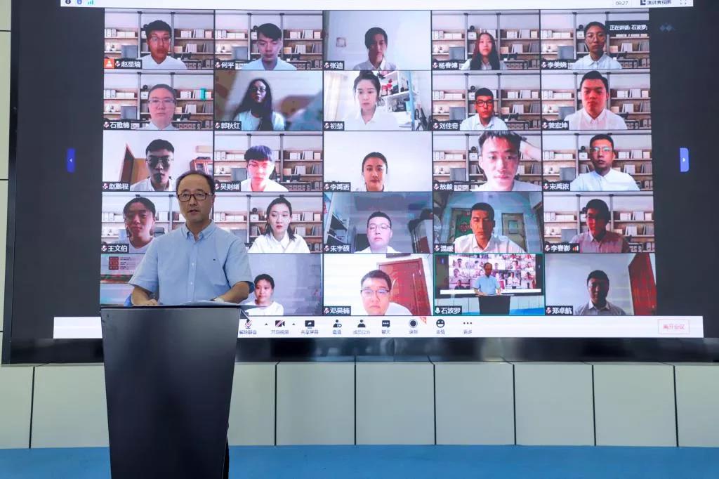 校党委副书记马宏坤代表学校对志愿者提出希望和要求