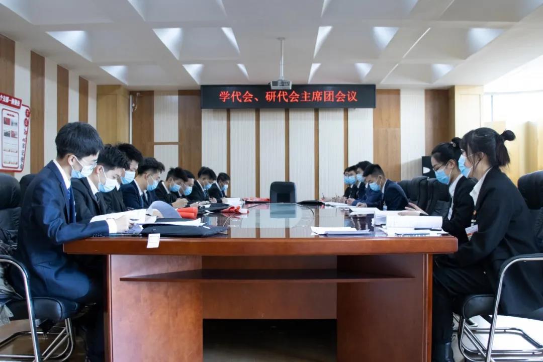 (听取各代表团汇报讨论情况)