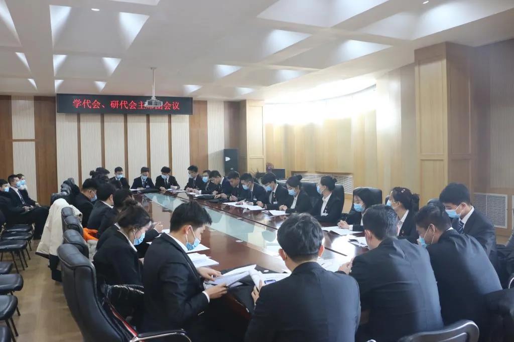 大会主席团召开会议