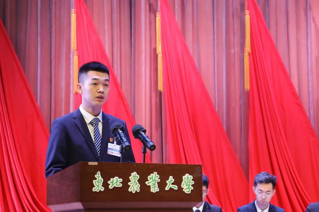 学生会主席刘超作《学生委员会工作报告》