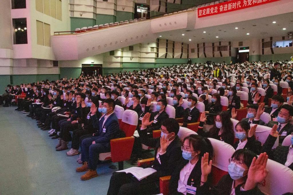 参会代表举手表决