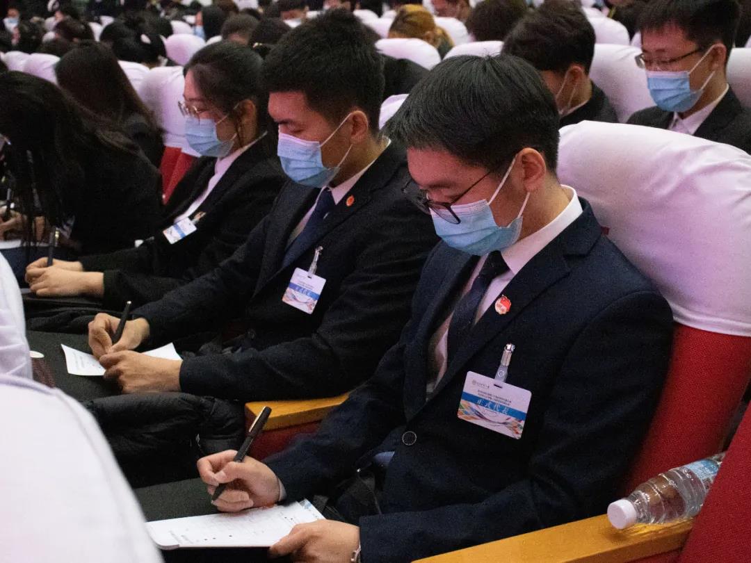 学生代表填写选票