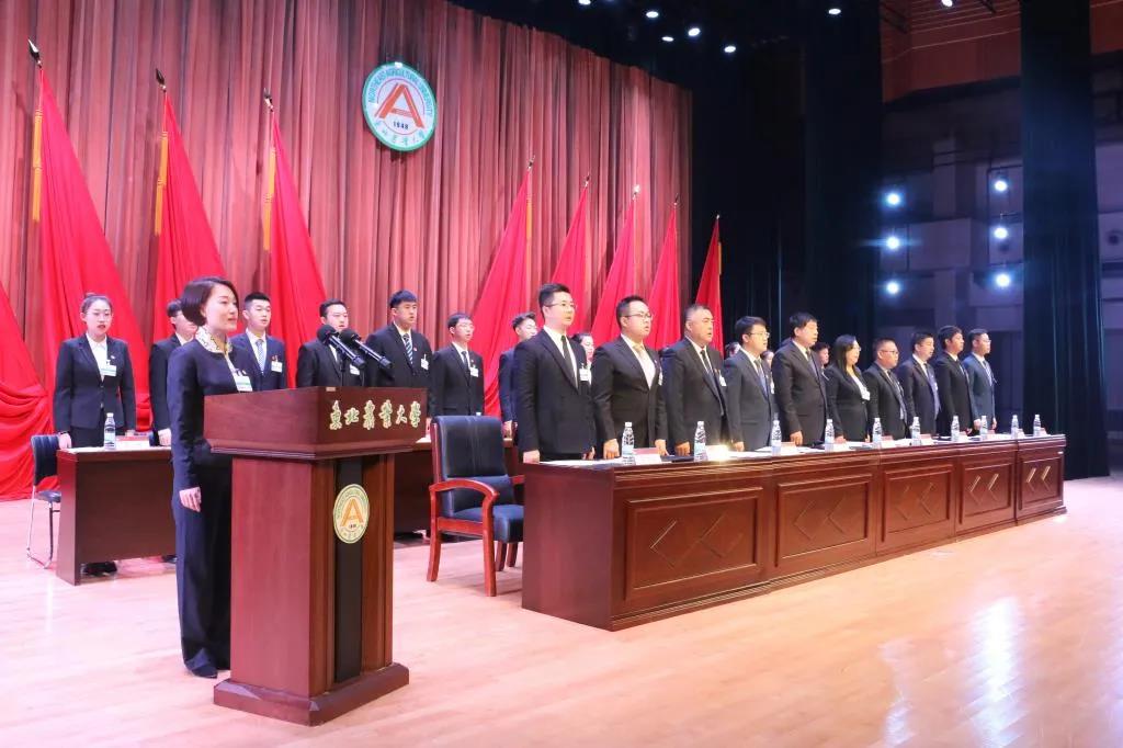 与会人员齐唱国歌