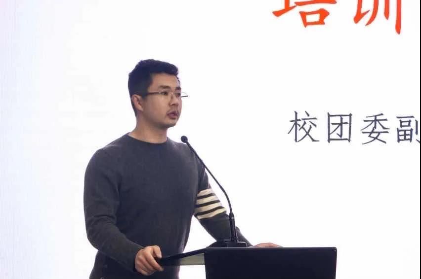 校团委副书记吕嘉昌介绍课程设置和工作安排